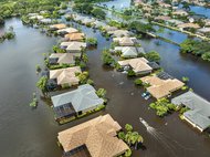 Hurrikan Debby überschwemmte Straßen in Sarasota, Florida. Opfer fuhren mit Booten auf den durch Regenfälle verursachten Fluten zwischen Häusern in einem Wohngebiet.