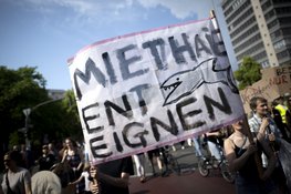 Auf einer Demonstration wir ein Transparent mit der Schrift "Miethaie enteignen" hochgehalten.