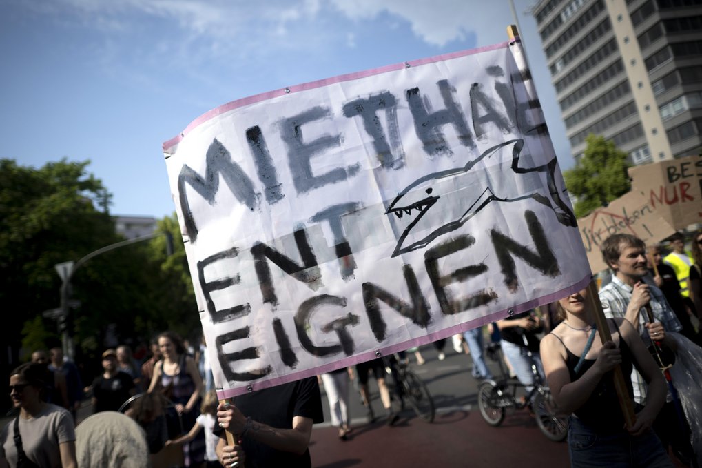 Transparent auf Demonstration mit Aufschrift: Miethaie enteignen"