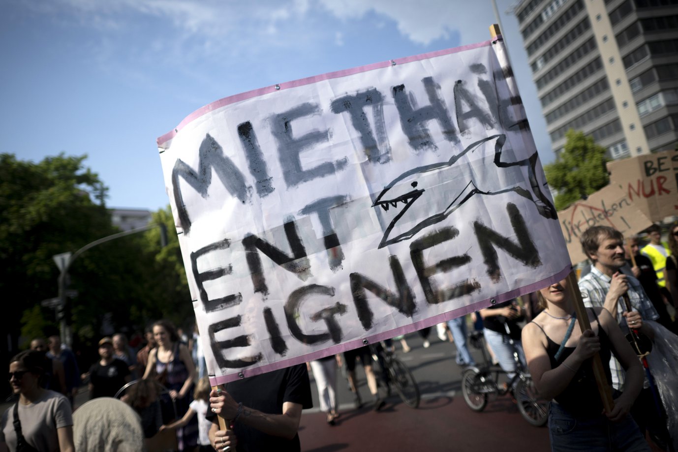 Transparent auf Demonstration mit Aufschrift: Miethaie enteignen"
