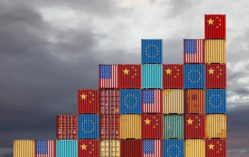 Schiffscontainer mit den Flaggen Chinas, der USA und der EU.