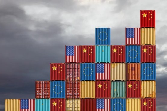 Schiffscontainer mit den Flaggen Chinas, der USA und der EU.