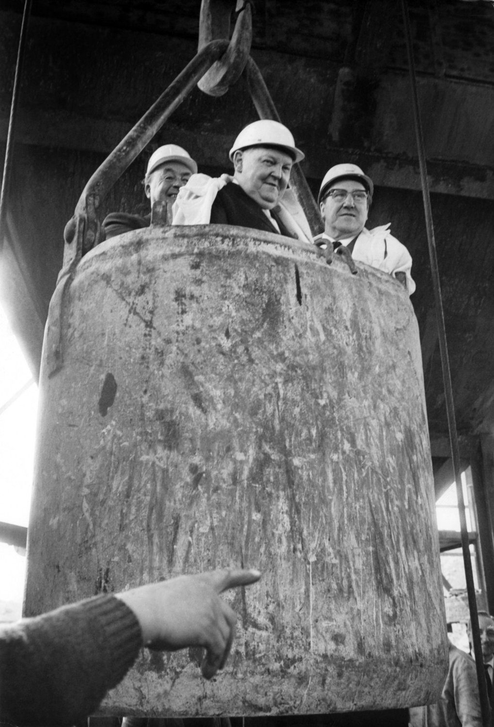 Ludwig Erhard besucht 1965 als Bundeskanzler zusammen mit dem nordrheinwestfälischen Ministerpräsidenten Franz Meyers die Zeche Friedrich der Große in Herne.