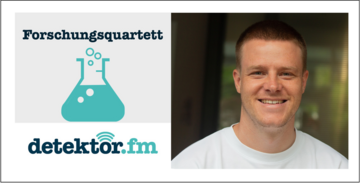 Das Bild besteht aus zwei Teilen: Auf der linken Seite ist ein schematischer Glaskolben zu sehen, aus dem Blasen aufsteigen, darunter und darüber der Text „Forschungsquartett” und „detektor.fm”. Auf der rechten Seite befindet sich ein Portrait eines jungen Mannes.
