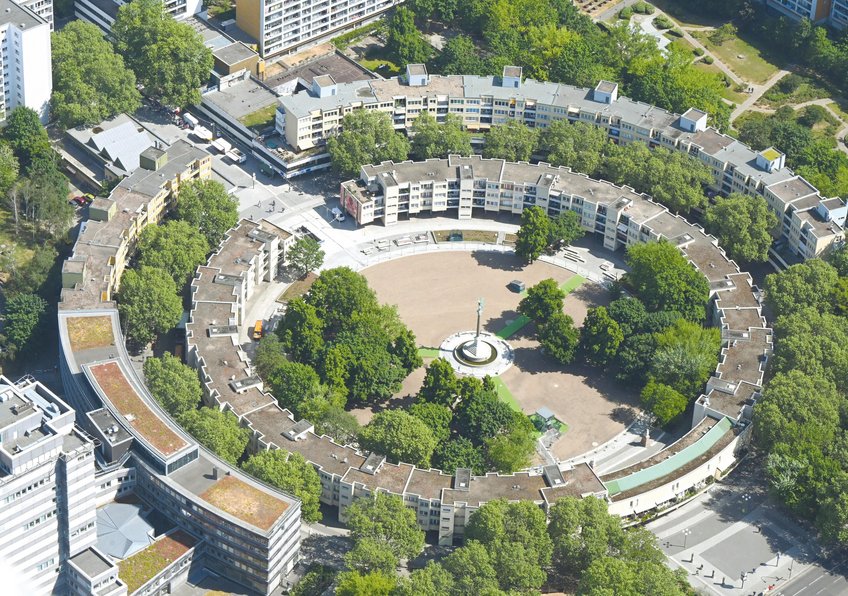 Die Geschichte des Wohnungskomplexes am Berliner Mehringplatz zeigt, was passieren kann, wenn Investoren Wohnraum vor allem nutzen, um Rendite zu erzielen. Luftaufnahme vom Wohnungskomplexes am Berliner Mehringplatz