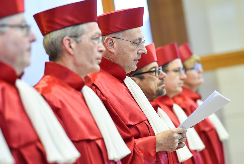 In 2014, the Federal Constitutional Court declared parts of the inheritance tax regulations unconstitutional. The court is currently reviewing the inheritance tax reform again, with a ruling expected in 2026. Judges of the Federal Constitutional Court in red robes read their verdict.