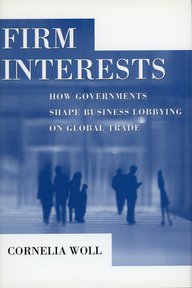 Cover des Buches "Firm Interests" von Cornelia Woll. Der Titel thematisiert die Einflüsse von Regierungen auf das Lobbying im globalen Handel. Im Hintergrund sind unscharfe Silhouetten von Menschen zu sehen.