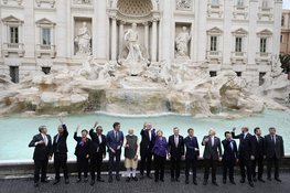 Beim G20-Gipfel In Rom werfen Staatschefs Münzen in den Trevi Brunnen