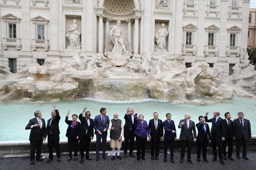 Beim G20-Gipfel In Rom werfen Staatschefs Münzen in den Trevi Brunnen