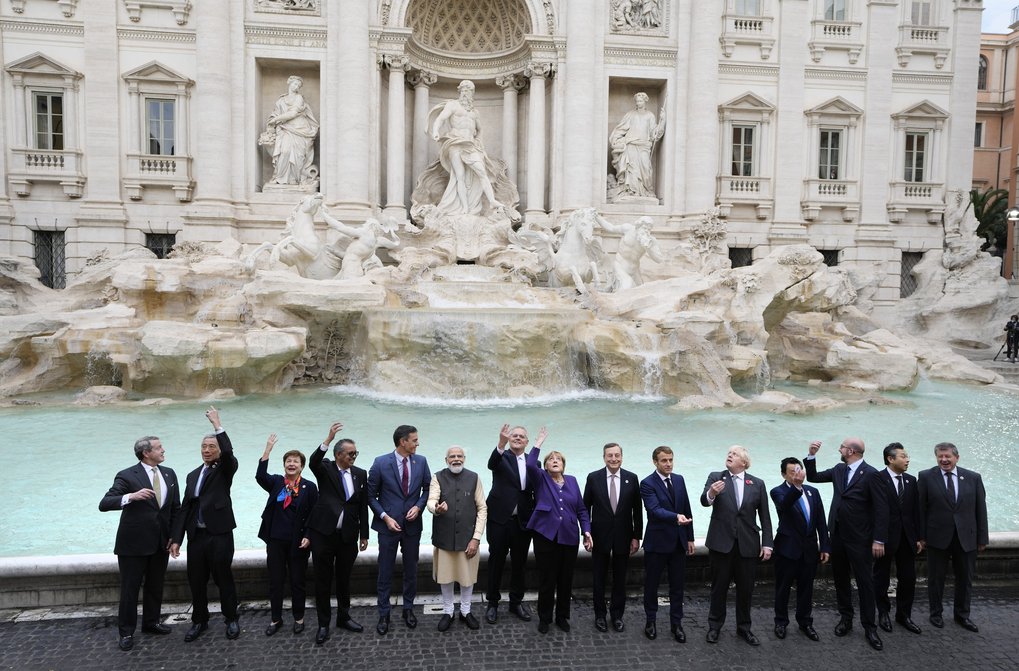 Beim G20-Gipfel In Rom werfen Staatschefs Münzen in den Trevi Brunnen