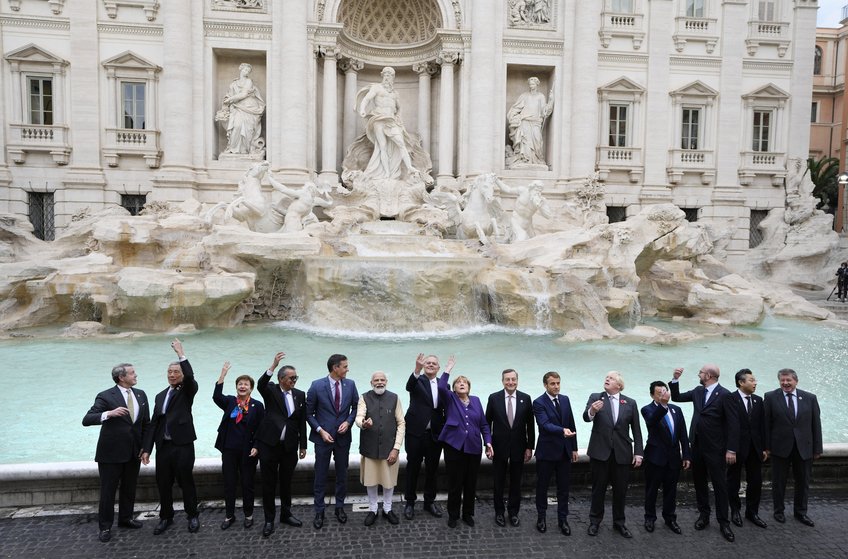 Beim G20-Gipfel in Rom am 30. und 31. Oktober 2021 werfen Staats- und Regierungschefs Münzen in den Trevi-Brunnen. Auf dem Treff en einigten sich die G20-Staaten auf die Zwei-Säulen-Lösung des OECD Inclusive Frameworks gegen Gewinnverkürzung und Gewinnverlagerung (BEPS). Beim G20-Gipfel In Rom werfen Staatschefs Münzen in den Trevi Brunnen