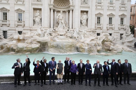 Beim G20-Gipfel in Rom am 30. und 31. Oktober 2021 werfen Staats- und Regierungschefs Münzen in den Trevi-Brunnen.