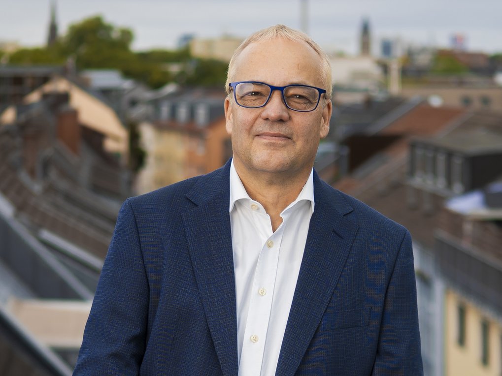 Mann im blauen Anzug vor Stadtkulisse: Jens Beckert