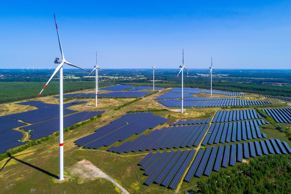 Früher Braunkohle, heute Erneuerbare: Auf ehema­ligen Tagebauflächen bei Klettwitz in der Lausitz stehen heute Windräder und Solaranlagen.