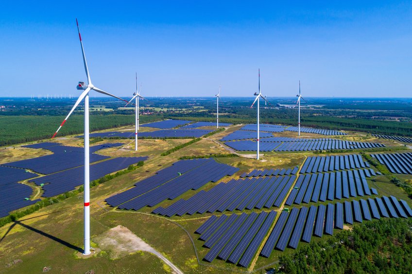 Früher Braunkohle, heute Erneuerbare: Auf ehemaligen Tagebauflächen bei Klettwitz in der Lausitz stehen heute Windräder und Solaranlagen. Der Ausbau erneuerbarer Energien ist in Deutschland weit vorangeschritten – doch die Frage, wie die Kosten der Energiewende verteilt werden, ist weiterhin umstritten. Früher Braunkohle, heute Erneuerbare: Auf ehemaligen Tagebauflächen bei Klettwitz in der Lausitz stehen heute Windräder und Solaranlagen.