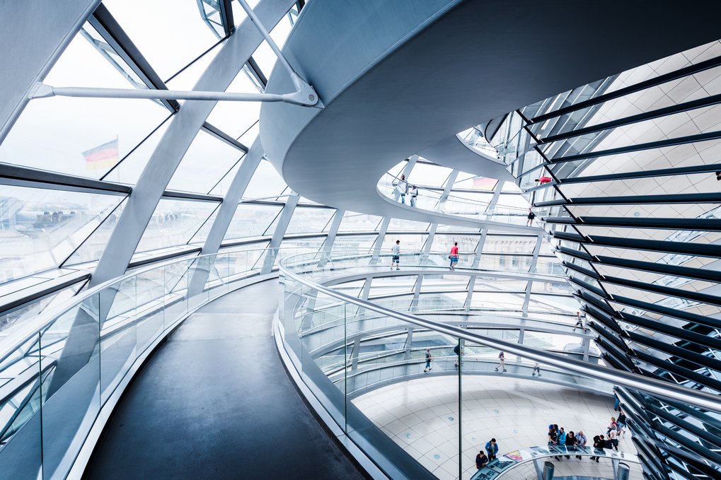 Spiralrampen in der Reichstagskuppel und Besucher auf verschiedenen Ebenen.