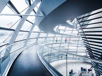 Spiralrampen in der Reichstagskuppel und Besucher auf verschiedenen Ebenen.
