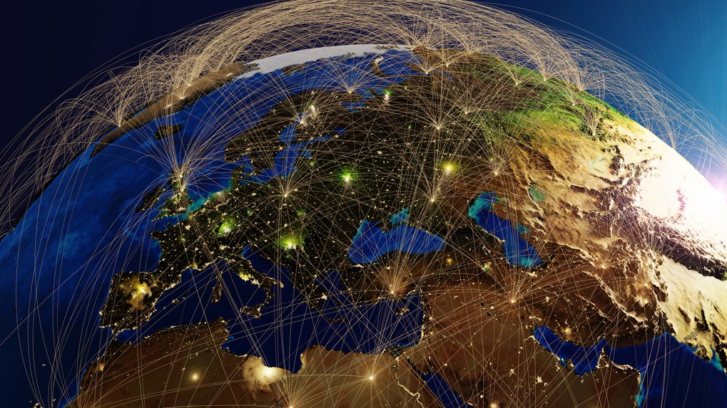 Satellitenansicht der Erde mit vernetzten Städten durch leuchtende Linien, die Kommunikations- oder Transportverbindungen darstellen.