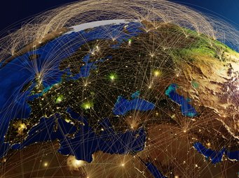 Satellitenansicht der Erde mit vernetzten Städten durch leuchtende Linien, die Kommunikations- oder Transportverbindungen darstellen.