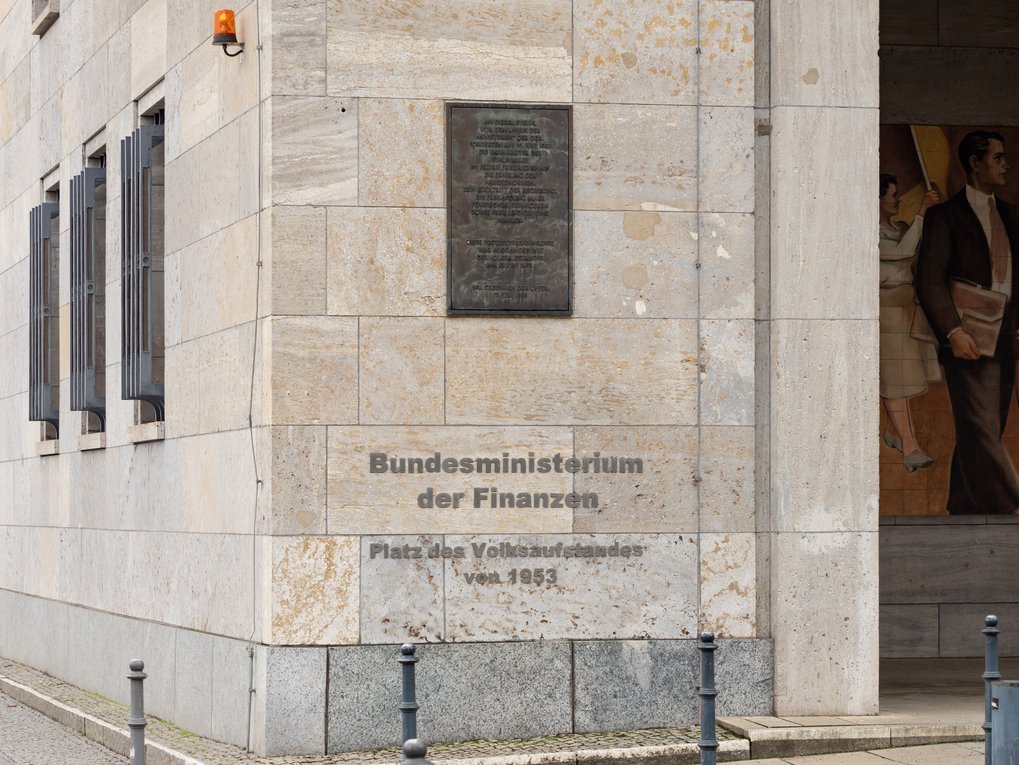 Gebäude mit der Aufschrift „Bundesministerium der Finanzen“ und „Platz des Volksaufstandes von 1953“