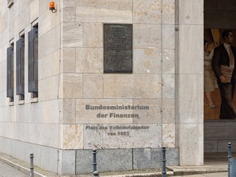Gebäude mit der Aufschrift „Bundesministerium der Finanzen“ und „Platz des Volksaufstandes von 1953“