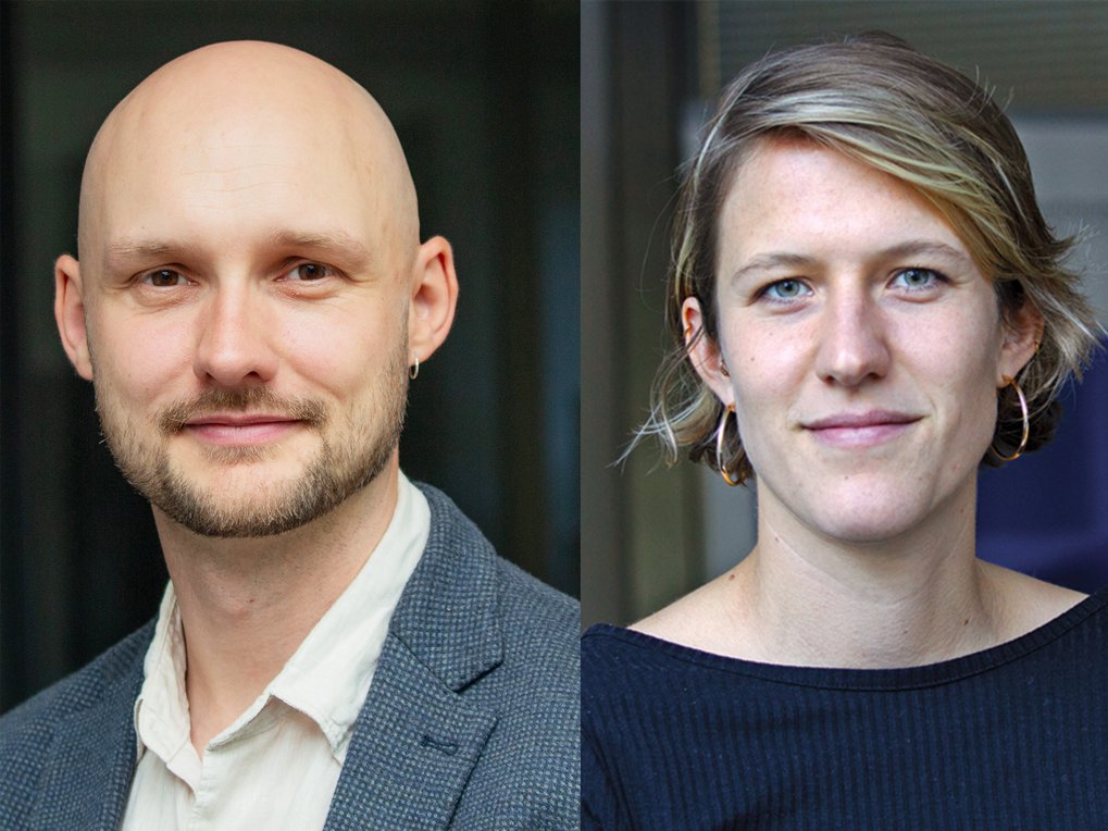 Nahaufnahmen von zwei Personen vor neutralem Hintergrund, links ein Mann mit Glatze und Bart in weißem Hemd und grauem Sakko, rechts eine Frau mit kurzen blonden Haaren und goldenen Creolen.