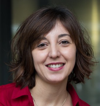 Guadalupe Moreno Das Porträt eines vermutlich weiblichen Exemplars der Gattung Homo sapiens intellectualis nimmt das Foto fast vollständig ein. Es hat schulterlanges, dichtes schwarzes Haar, das zur rechten Seite teils eine Augenbraue verdeckt. Die dunklen Augen schauen freundlich, zeigen jedoch Anzeichen einer gewissen Übermüdung. Das tut dem herzlich-empathischen Eindruck, der sich dem Betrachter vermittelt, keinen Abbruch. Der Mund ist halb zu einem verschmitzten Lächeln geöffnet, saubere, gesunde weiße Zähne deuten auf intensive Pflege hin. Die rote Bluse mit Kragen verfügt über einen weiten Ausschnitt, der genügend Raum lässt für die goldene Kette, an der als Symbol ein Kreuz hängt, möglicherweise ein Hinweis auf die religiöse Grundgestimmtheit des Individuums. Alles in allem drückt das Antlitz eine nicht mehr oft anzutreffende Weltzugewandtheit aus – offenherzige Sympathie kommt zum Vorschein.