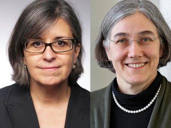 Sigrid Quack (links), Karen Shire Zwei nebeneinanderstehende Personen in unterschiedlichen Outfits: Links ein dunkler Blazer, rechts ein schwarzes Oberteil mit Perlenkette.