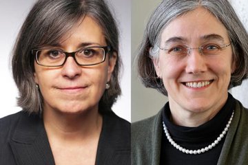 Zwei nebeneinanderstehende Personen in unterschiedlichen Outfits: Links ein dunkler Blazer, rechts ein schwarzes Oberteil mit Perlenkette.