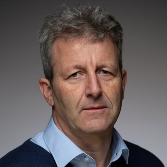 Philip Manow, Professor für Vergleichende Politische Ökonomie an der Universität Bremen Individuum mit kurzem, grauem Haar, einem hellblauen Hemd mit offenem Kragen und dunklem Pullover ist vor neutralem Hintergrund zu erkennen. Individuum blickt konsterniert, möglicherweise übermüdet oder auch entgeistert. Der Mund ist geschlossen und deutet keinerlei Lächeln an.