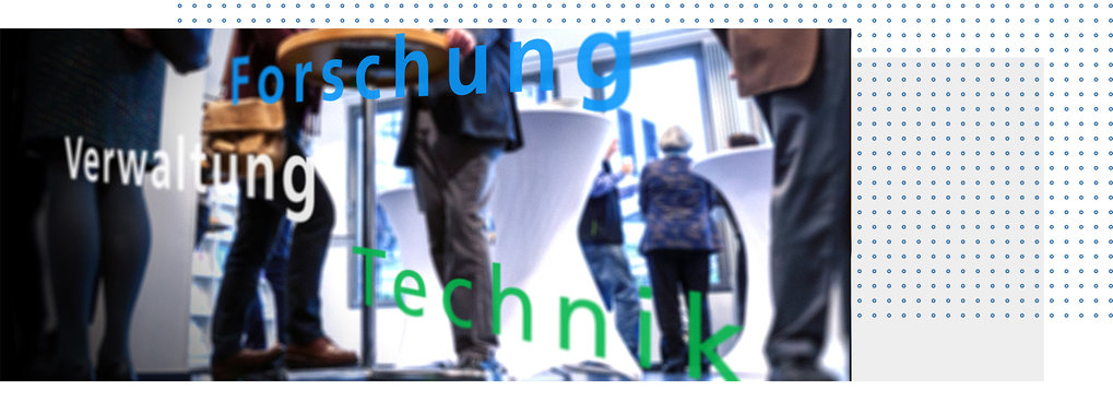 Verschwommenes Bild von unvollständig dargestellten Personen an einem Stehtisch in einem großen Raum