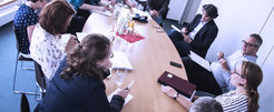 The managing director meets regularly with the representatives of the service groups, committees, works council, and research coordinators in the management committee.