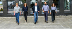 Die Forschungsgruppe im September 2021. Von links nach rechts: Maximilian Kiecker (Doktorand), Annika Holz (Doktorandin), Martin Höpner (Leitung), Donato Di Carlo (Wissenschaftlicher Mitarbeiter), Camilla Locatelli (Doktorandin)