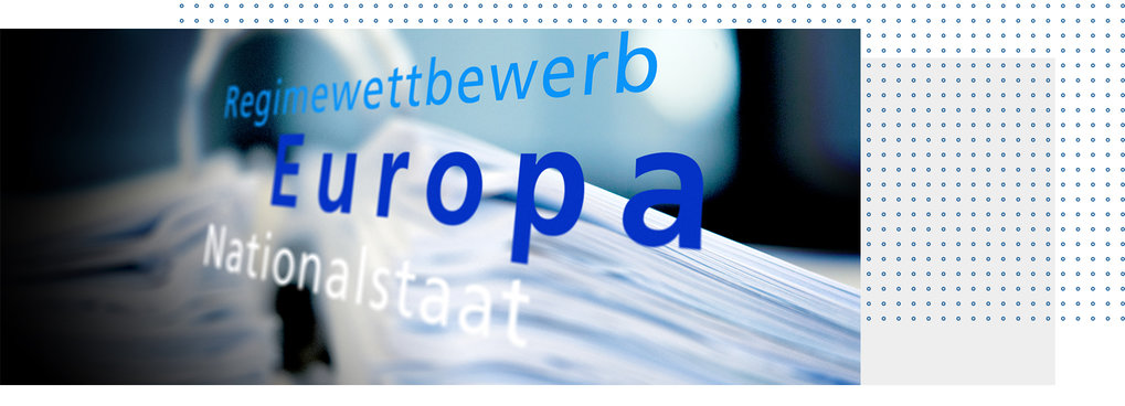 Illustration mit Schriftzug "Regimewettbewerb/Europa/Nationalstaat" im Vordergrund, im Hintergrund verschwommenes Bild eines Aktenordners