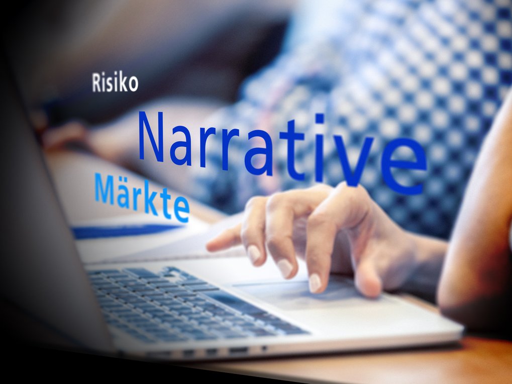 Fokussiertes Bild einer Hand auf einer Laptop-Tastatur, mit überlagertem Text, der die Konzepte Risiko, Narrative und Märkte in fettgedruckten blauen Buchstaben hervorhebt.
