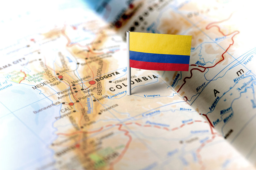 Kolumbianische Flaggen-Anstecknadel markiert die Lage auf der Karte Colombian flag pin marking location on map, highlighting cities Bogotá and Medellín amidst geographical details.