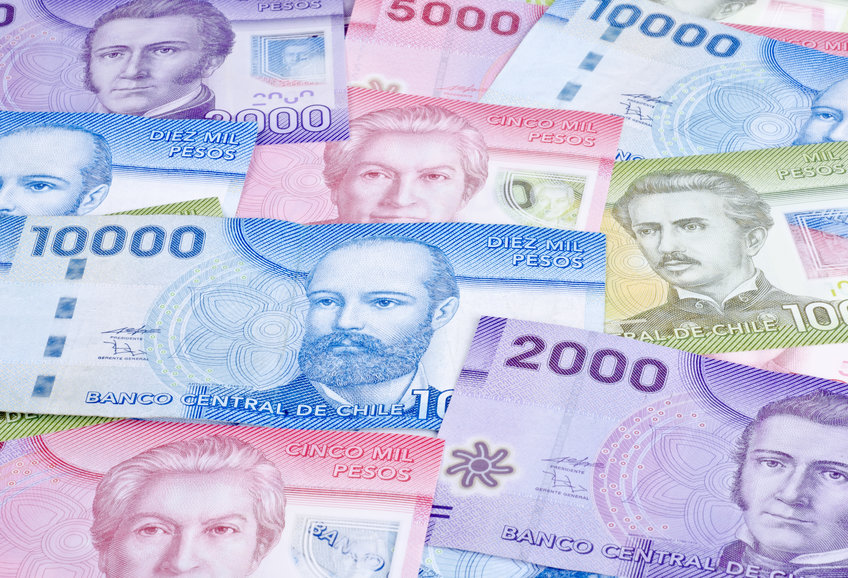 Eine Sammlung chilenischer Banknoten A collection of Chilean currency featuring 2000, 5000, and 10000 peso banknotes, showcasing intricate designs and vibrant colors from Banco Central de Chile.