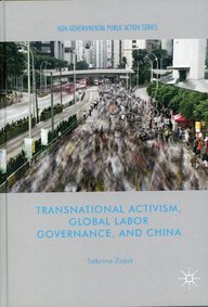 A blurred crowd fills a street in an urban setting, surrounded by buildings and trees. Above, the title of Sabrina Zajak's book, which deals with transnational activism and global labor governance in China.
Una multitud borrosa llena una calle en un entorno urbano, rodeada de edificios y árboles. Arriba, el título del libro de Sabrina Zajak, que trata sobre el activismo transnacional y la gobernanza laboral global en China.