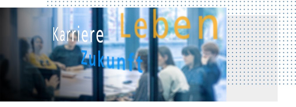 Glastür mit den Worten Karriere, Leben, Zukunft, dahinter Menschen in einer Besprechung in einem modernen Büro.