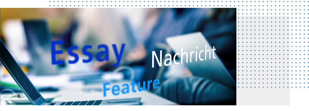Auf dem Foto sind verschwommen geöffnete Laptps und Personen an einem Tisch zu erkennen. Das Motiv durchziehen Schriftzüge mit den Begriffen "Essay", "Feature" und "Nachricht".