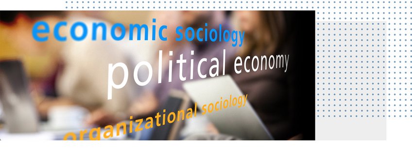 Research Careers at the MPIfG Unscharfes Bild von Konferenzteilnehmern mit überlagertem Text, der Themen wie Wirtschaftssoziologie, politische Ökonomie und Organisationssoziologie hervorhebt.