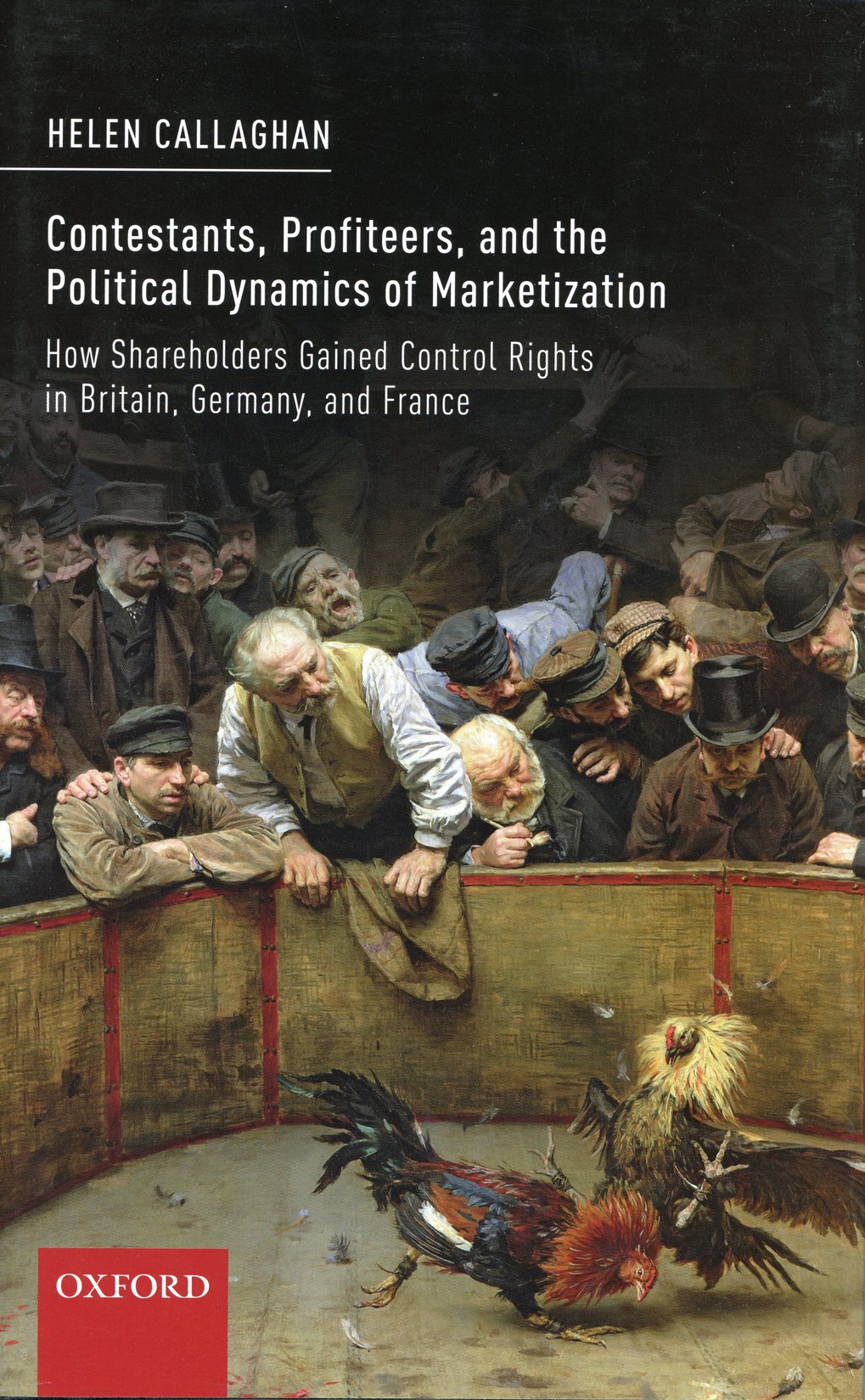 Zuschauermenge, die sich um eine Arena versammelt hat, in der zwei Hähne gegeneinander kämpfen, während Federn herumfliegen.