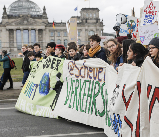 Klimawandel und Demokratie: Ökonomische, soziale und politische Herausforderungen