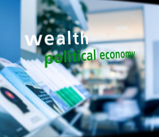 Illustratives Bild mit "wealth and political economy" im Vordergrund; im Hintergrund eine Präsentationswand mit Büchern und Broschüren und einer Person, die durch das Bild läuft (verschwommen)