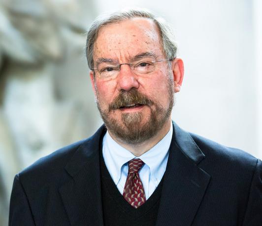 Portrait picture of Peter Hall